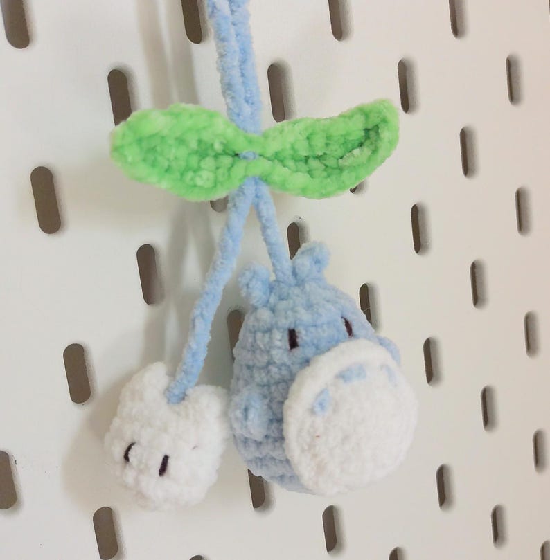 Colgante de Totoro de ganchillo para coche, colgador de espejo retrovisor Ghibli hecho a mano, accesorio para bolso amigurumi, peluche suave de espíritu del bosque, regalo único de anime para imagen 11