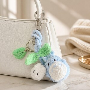 Colgante de Totoro de ganchillo para coche, colgador de espejo retrovisor Ghibli hecho a mano, accesorio para bolso amigurumi, peluche suave de espíritu del bosque, regalo único de anime para imagen 2