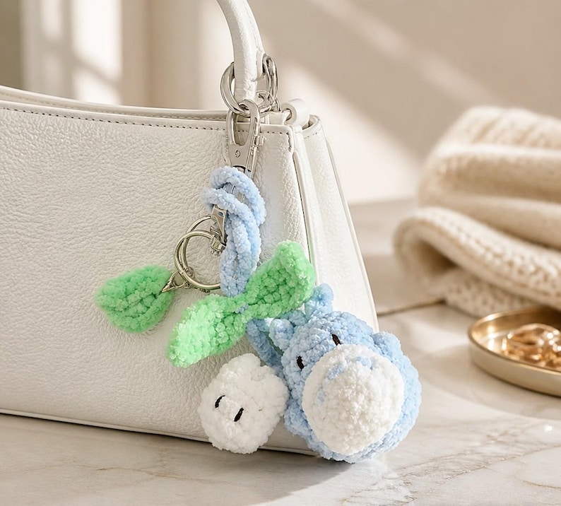 Colgante de Totoro de ganchillo para coche, colgador de espejo retrovisor Ghibli hecho a mano, accesorio para bolso amigurumi, peluche suave de espíritu del bosque, regalo único de anime para imagen 2