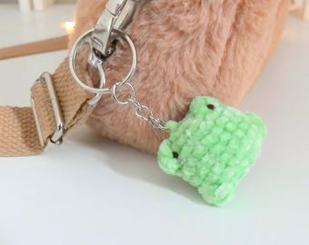 Llavero de rana pequeña de ganchillo, lindo colgante de rana amigurumi para bolso, pequeño peluche de rana verde, regalo cottagecore para un amigo, accesorio de rana hecho a mano,