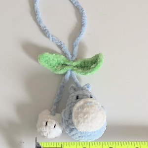 Colgante de Totoro de ganchillo para coche, colgador de espejo retrovisor Ghibli hecho a mano, accesorio para bolso amigurumi, peluche suave de espíritu del bosque, regalo único de anime para imagen 6