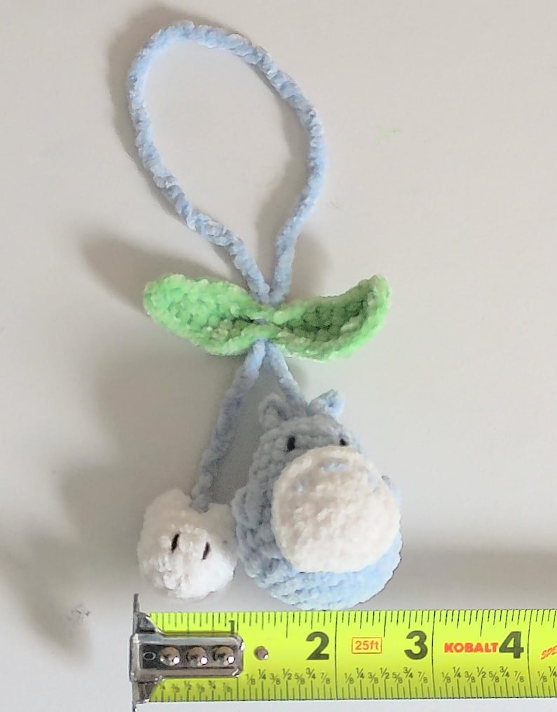 Colgante de Totoro de ganchillo para coche, colgador de espejo retrovisor Ghibli hecho a mano, accesorio para bolso amigurumi, peluche suave de espíritu del bosque, regalo único de anime para imagen 6