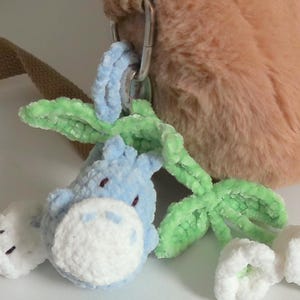 Colgante de Totoro de ganchillo para coche, colgador de espejo retrovisor Ghibli hecho a mano, accesorio para bolso amigurumi, peluche suave de espíritu del bosque, regalo único de anime para imagen 7
