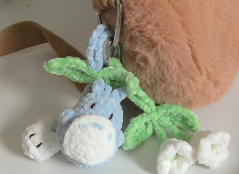 Colgante de Totoro de ganchillo para coche, colgador de espejo retrovisor Ghibli hecho a mano, accesorio para bolso amigurumi, peluche suave de espíritu del bosque, regalo único de anime para imagen 7