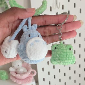 Colgante de Totoro de ganchillo para coche, colgador de espejo retrovisor Ghibli hecho a mano, accesorio para bolso amigurumi, peluche suave de espíritu del bosque, regalo único de anime para imagen 8