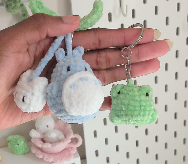 Colgante de Totoro de ganchillo para coche, colgador de espejo retrovisor Ghibli hecho a mano, accesorio para bolso amigurumi, peluche suave de espíritu del bosque, regalo único de anime para imagen 8
