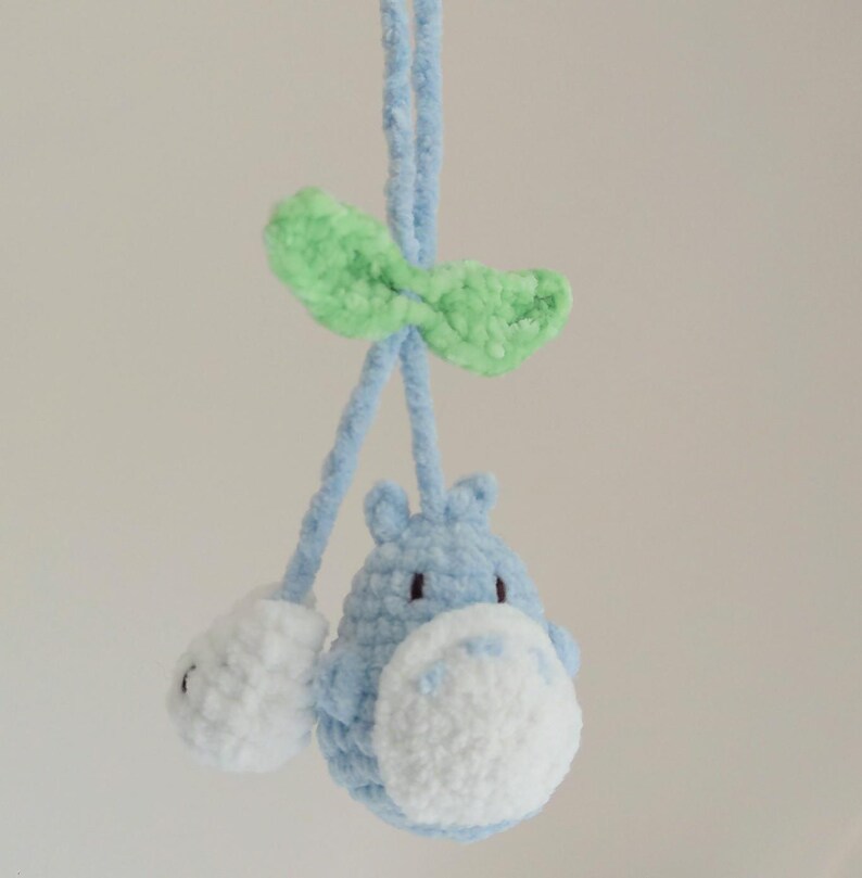 Colgante de Totoro de ganchillo para coche, colgador de espejo retrovisor Ghibli hecho a mano, accesorio para bolso amigurumi, peluche suave de espíritu del bosque, regalo único de anime para imagen 12