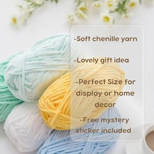 Puede incluir: Un conjunto de ovillos de hilo de chenilla suave en varios colores, como blanco, amarillo, azul y verde. La imagen incluye texto: "Soft chenille yarn", "Lovely gift idea", "Perfect Size for display or home decor", y "Free mystery sticker included".