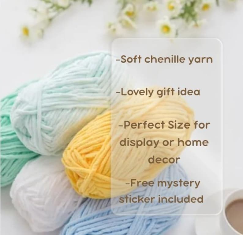 Puede incluir: Un conjunto de ovillos de hilo de chenilla suave en varios colores, como blanco, amarillo, azul y verde. La imagen incluye texto: "Soft chenille yarn", "Lovely gift idea", "Perfect Size for display or home decor", y "Free mystery sticker included".