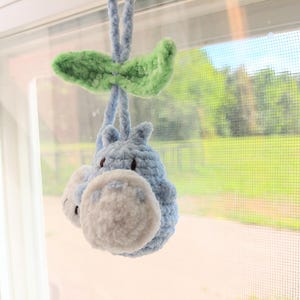 Colgante de Totoro de ganchillo para coche, colgador de espejo retrovisor Ghibli hecho a mano, accesorio para bolso amigurumi, peluche suave de espíritu del bosque, regalo único de anime para imagen 14
