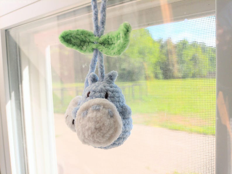 Colgante de Totoro de ganchillo para coche, colgador de espejo retrovisor Ghibli hecho a mano, accesorio para bolso amigurumi, peluche suave de espíritu del bosque, regalo único de anime para imagen 14