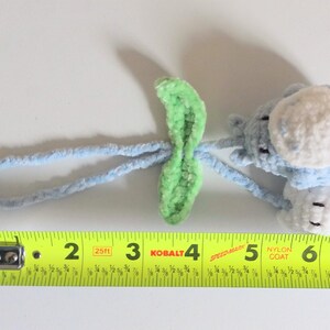 Colgante de Totoro de ganchillo para coche, colgador de espejo retrovisor Ghibli hecho a mano, accesorio para bolso amigurumi, peluche suave de espíritu del bosque, regalo único de anime para imagen 5