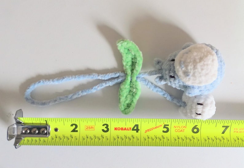 Colgante de Totoro de ganchillo para coche, colgador de espejo retrovisor Ghibli hecho a mano, accesorio para bolso amigurumi, peluche suave de espíritu del bosque, regalo único de anime para imagen 5