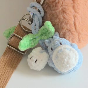 Colgante de Totoro de ganchillo para coche, colgador de espejo retrovisor Ghibli hecho a mano, accesorio para bolso amigurumi, peluche suave de espíritu del bosque, regalo único de anime para imagen 13