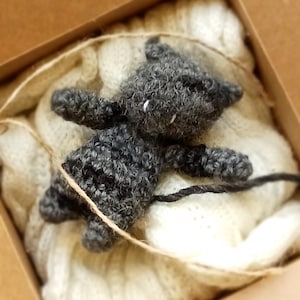 Crochet Cat Pattern: Tiny crochet cat pattern.
