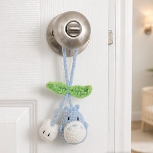 Colgante de Totoro de ganchillo para coche, colgador de espejo retrovisor Ghibli hecho a mano, accesorio para bolso amigurumi, peluche suave de espíritu del bosque, regalo único de anime para imagen 1
