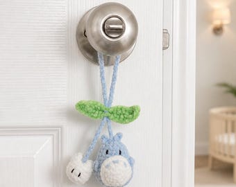 Colgante de Totoro de ganchillo para coche, colgador de espejo retrovisor Ghibli hecho a mano, accesorio para bolso amigurumi, peluche suave de espíritu del bosque, regalo único de anime para