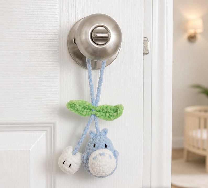 Colgante de Totoro de ganchillo para coche, colgador de espejo retrovisor Ghibli hecho a mano, accesorio para bolso amigurumi, peluche suave de espíritu del bosque, regalo único de anime para imagen 1