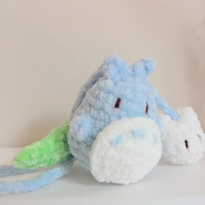 Colgante de Totoro de ganchillo para coche, colgador de espejo retrovisor Ghibli hecho a mano, accesorio para bolso amigurumi, peluche suave de espíritu del bosque, regalo único de anime para imagen 4
