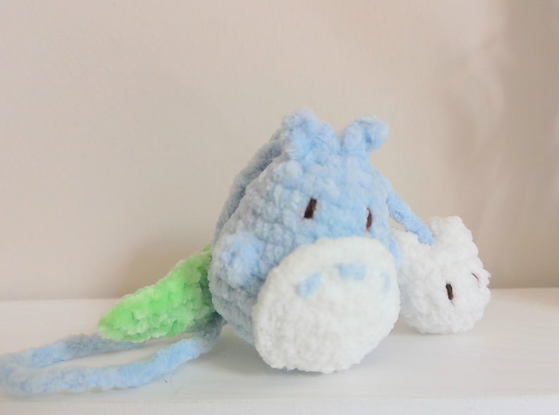 Colgante de Totoro de ganchillo para coche, colgador de espejo retrovisor Ghibli hecho a mano, accesorio para bolso amigurumi, peluche suave de espíritu del bosque, regalo único de anime para imagen 4
