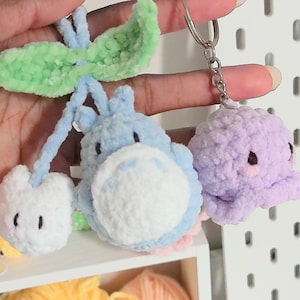 Colgante de Totoro de ganchillo para coche, colgador de espejo retrovisor Ghibli hecho a mano, accesorio para bolso amigurumi, peluche suave de espíritu del bosque, regalo único de anime para imagen 9