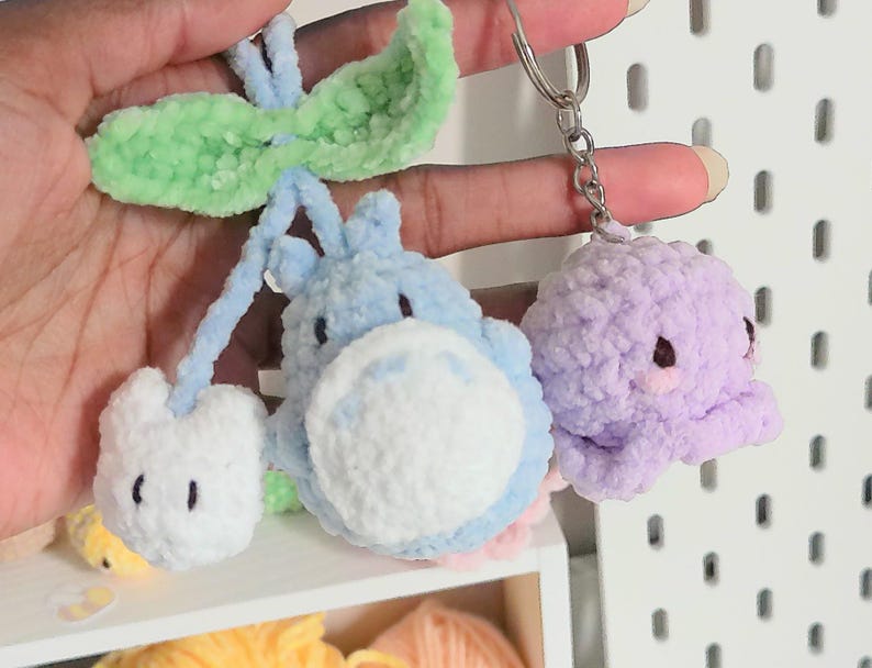 Colgante de Totoro de ganchillo para coche, colgador de espejo retrovisor Ghibli hecho a mano, accesorio para bolso amigurumi, peluche suave de espíritu del bosque, regalo único de anime para imagen 9