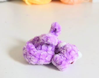 Pequeño dragón morado de ganchillo, pequeño juguete de dragón amigurumi, dragón de bolsillo suave, dragón mascota de escritorio, regalo para amantes de la fantasía, lindo bebé morado