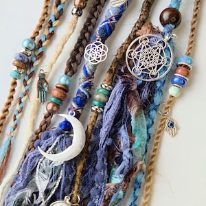 Haarband, Dread & Zopfgummi. 55-65 cm Lagenlänge. Blau- und Brauntöne. Labradorit, Achat, Sodalith Jaspis Kristalle. Festival-Frisur