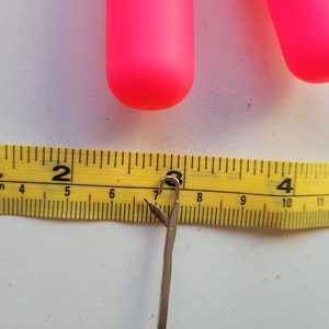 Peut inclure: Un gros plan d'un m&egrave;tre ruban jaune avec des marques noires, indiquant les pouces et les centim&egrave;tres. Le ruban mesure un crochet en argent, qui mesure environ 17,8 cm de long.