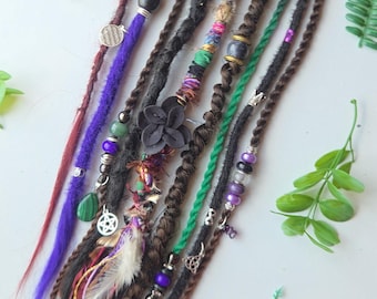 Hårband, Dread & Fläta. 50-65 cm lager på lager. Blandade kristaller. Gotisk, Wicca-skogshäxstil. Lila svarta bruna dreadlocks