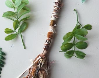 Extensión de cabello estilo vikingo pagano. Envoltura para rastas marrón y beige. Accesorio para rastas estilo nórdico con cristal ojo de tigre y calavera de cuervo.