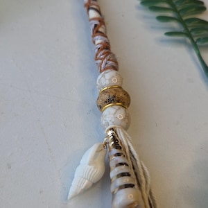 Extensions enveloppantes en cristal et coquillages avec pierres précieuses en cristal de jaspe image dans les tons marron champignon, or, blanc et beige