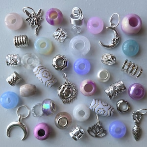 Pakket van 30 pastelkleurige eenhoornkleurige dreadkralen met gevlochten kristallen kralen, manchetten, ringen en hangers. Aurakwarts, opaliet, rozenkwarts edelstenen.