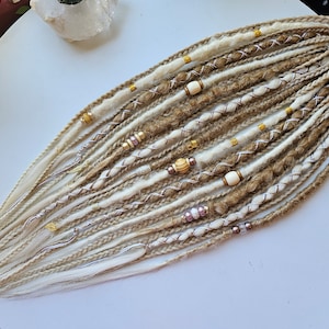 24 26-28 Zoll lange blonde Ombre Dreadlocks & Zopfverlängerungen Pony, Honig Jade und Bergkristall Kristalle Manschetten Charms Perlen, Dreads Wraps