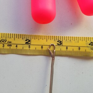 Peut inclure: Un gros plan d'un ruban &agrave; mesurer jaune avec un crochet en argent plac&eacute; &agrave; la marque de 3 pouces. Le ruban mesure 160 pouces et 60 centim&egrave;tres.