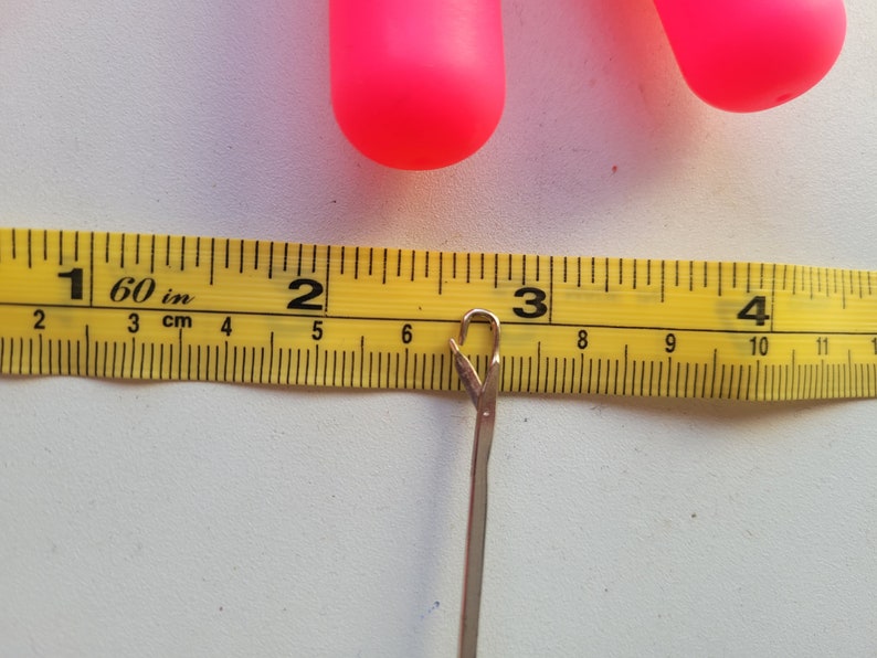 Peut inclure: Un gros plan d'un ruban &agrave; mesurer jaune avec un crochet en argent plac&eacute; &agrave; la marque de 3 pouces. Le ruban mesure 160 pouces et 60 centim&egrave;tres.