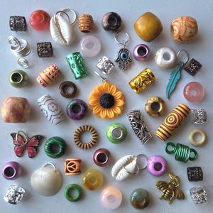 Blumenkind 50 Dreadlock Perlenpackung. Hippie Style Dread Perlen mit Kristall Schmuckstein und Anhänger