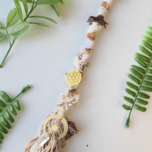 Extensión capilar de cristal de cuarzo transparente con amuleto de la Semilla de la Vida de geometría sagrada. Extensión de rastas color crema. Extensión de rastas estilo hippie.