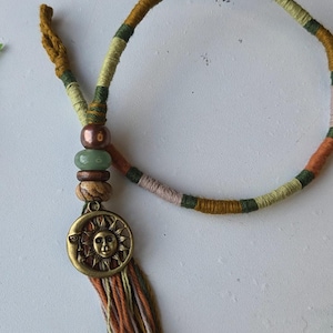 Soleil, lune, jaspe et cristal d'aventurine. Extension Fairy Lock verte, brune et bronze. Accessoire cheveux dreadlocks style festival hippie