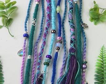 Hårband, dreadlocks och flätor. 55-60 cm lager på lager. Blå, grön, lila sjöjungfrufärgade dreadlocks i ponnystil. Ametist- och opalitkristaller.