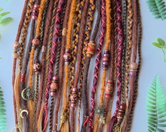 24 (50–55 cm) lange Dreadlocks in verschiedenen Braun-, Kastanien-, Rot-, Ingwer- und Herbsttönen. Lange braune Dread-Extensions, Zöpfe und Twists. Synthetisches Dreadlock-Set