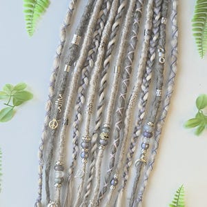 Extensiones de rastas SE largas en gris. Rastas hippies sintéticas grises. Cristales, cuentas y trenzas. Rastas grises estilo vikingo (30,5 x 55,8 cm)