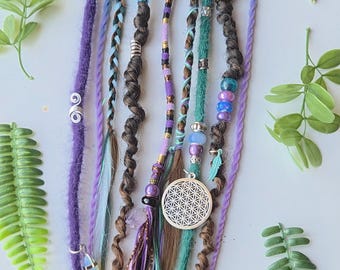 Hårband, dreadlocks och flätor. 50-62 cm lager på lager. Blå, gröna, lila sjöjungfrufärger. Blandade kristaller. Hippie boho festivalfrisyr