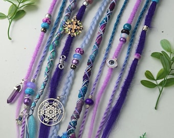 Hårband, dreadlocks och flätor. 50-60 cm lager på lager. Blå och lila sjöjungfrufärger. Blandade kristaller. Hippie boho festivalfrisyr