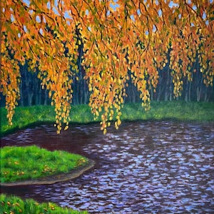Può includere: Dipinto a olio di un paesaggio sereno con uno stagno e rami sporgenti. I rami sono carichi di foglie giallo dorato, in contrasto con l'acqua scura e l'erba verde. Una foresta di alberi scuri forma lo sfondo.