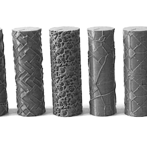 Puede incluir: Diez cilindros grises texturizados, cada uno con un patrón diferente, para usar en manualidades o modelismo.