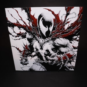 Puede incluir: Una ilustración en blanco y negro de un superhéroe con una capa roja y cadenas. El superhéroe está en una pose de lucha con una expresión amenazante.