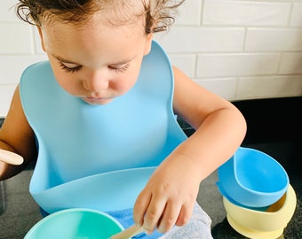 Pastel colors, baby feeding set, silicone hub, silicone bowl, wood and silicone sooon, suction base bowl, washable bib, soft colors