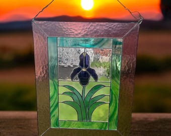 Panel colgante de ventana con diseño floral de iris/lillie de vidrio de colores vintage, 29 x 18 pulgadas, decoración para ventana única hecha por un artista