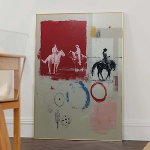Puede incluir: Una lámina de arte mural rectangular enmarcada con un fondo cuadrado rojo intenso y siluetas negras de dos jinetes a caballo. La parte inferior incluye círculos abstractos azules y rojos, un cactus negro y un icono de dado sobre un fondo gris claro.